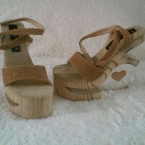 Karo's Wood Gold Glitter Plastic Heel Heart 5