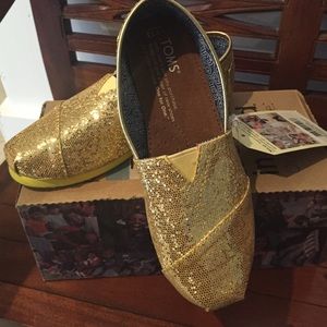 Girls sparkly slip on Toms! NIB