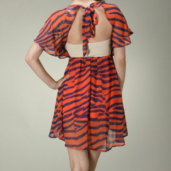 ✳️SALE✳️Red Striped Wavy Open Back Dress - Picture 2 of 4