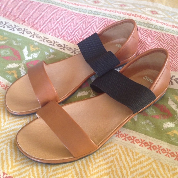 camper right sandals