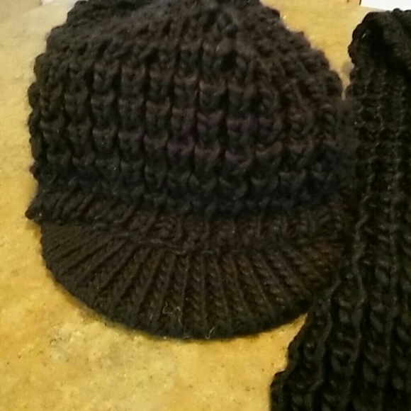 Srarf and matching hat - Picture 3 of 4