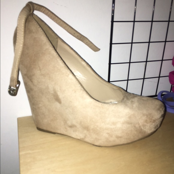Never worn adorable suede heel