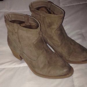 Light brown suede booties