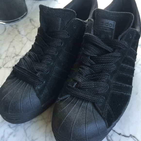 black shell top adidas