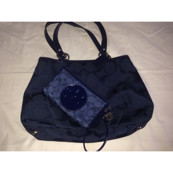 Coach Shoulder Bag w| matching wristlet