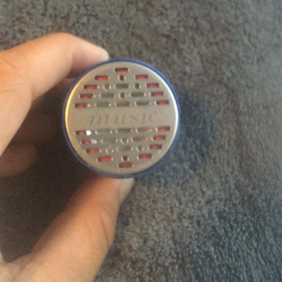I am selling a little speaker