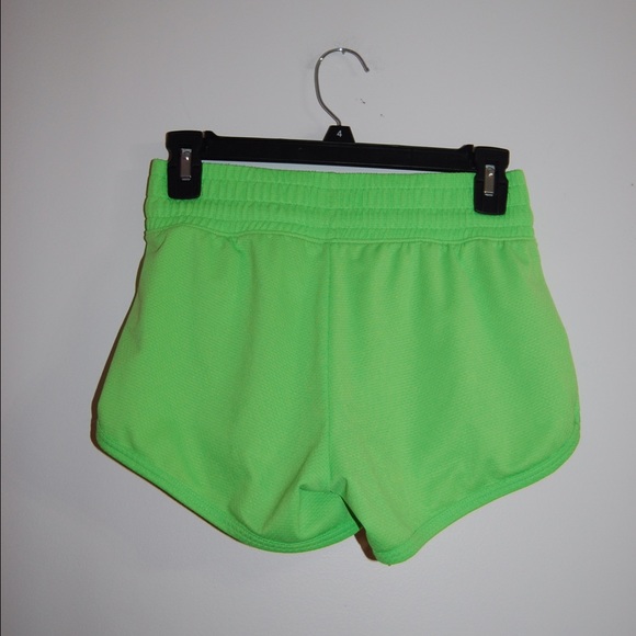Know when it’s back first Ultra-light running shorts in fast-drying, functional, breathable fabric with an elasticated waist and ventilating mesh sections in the sides. Concealed key pocket in the waistband, side pockets, short slits in the sides and reflective details.