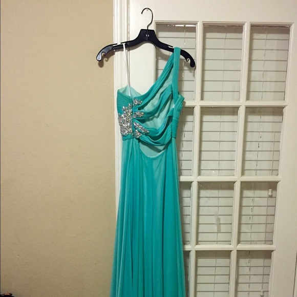 Prom dress - Picture 2 of 4