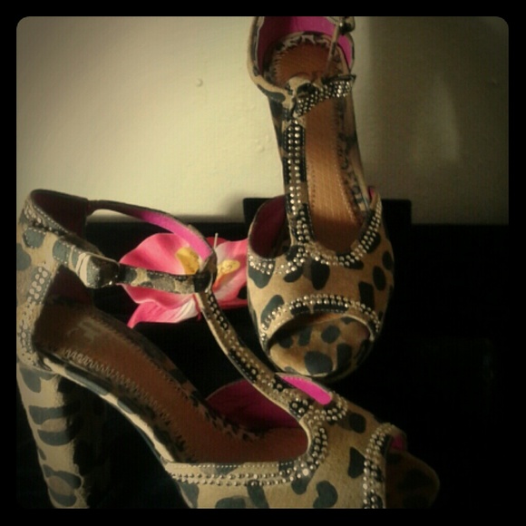 Leopard print gold accent studded shoes - Picture 1 of 4