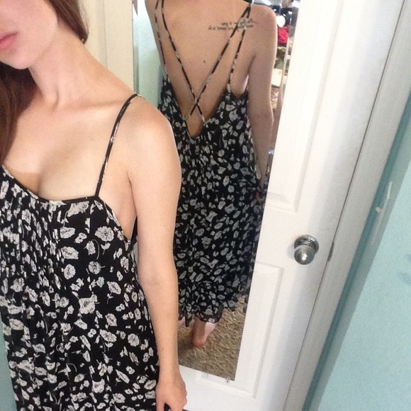 Urban Outfitters Dresses & Skirts - Kimchi Blue strappy floral dress size m!!