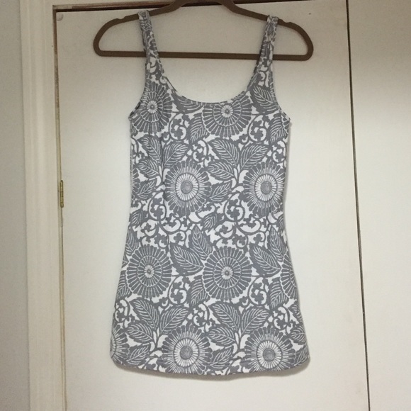 Lululemon tank - Picture 1 of 3