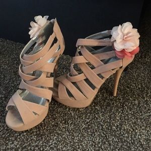 Strappy heel w/flower decor!