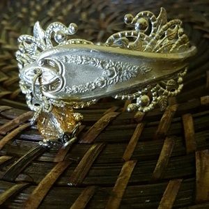 Hinged metal bracelet with a stainless spoon
