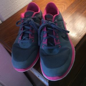 Women's Nike tennis shoe