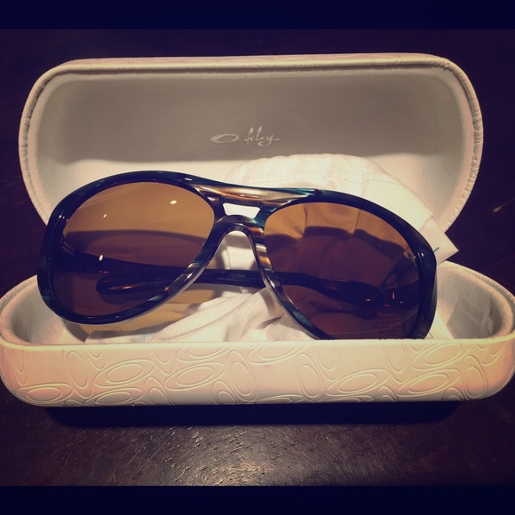 Oakley Accessories - Polarized Oakley Vacancy sunglasses
