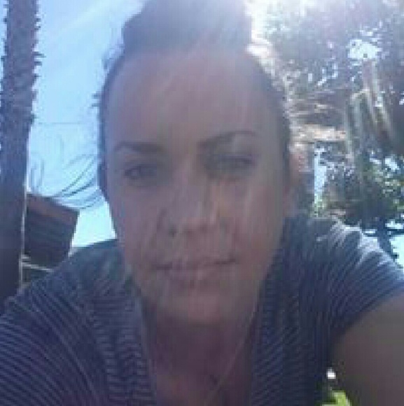 Meet your Posher, Lynne ββπ΄ - Picture 3 of 4