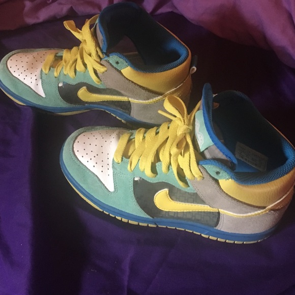 Brightly colored Nike shoes! - Picture 2 of 3