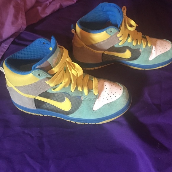 Brightly colored Nike shoes! - Picture 3 of 3