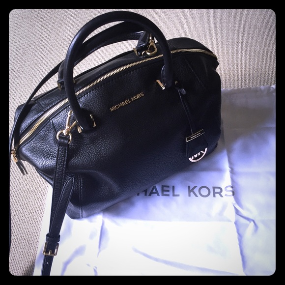 Michael Kors Handbags - Michael Kors Riley Pebbled Leather Satchel