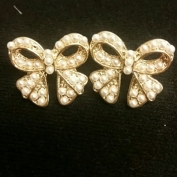 Classic Vintage pearl earrings bow