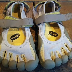 LAST CHANCE Vibram Five Fingers, size 6