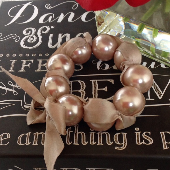 Chunky faux pearl bracelet
