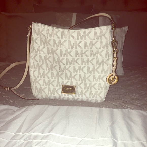 Michael Kors Jet Set Large Travel Messenger SOLD!