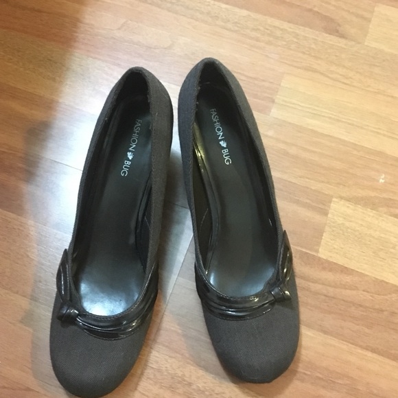 Dark brown heals 1 inch never worn