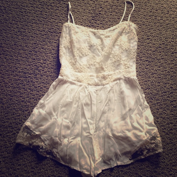 Kendall & Kylie Other - Kendall & Kylie white embroidered romper✨