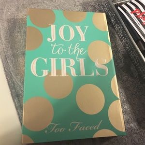 Joy to the girls Too faced pallette