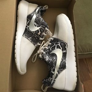 size 7.5 Nike roshes