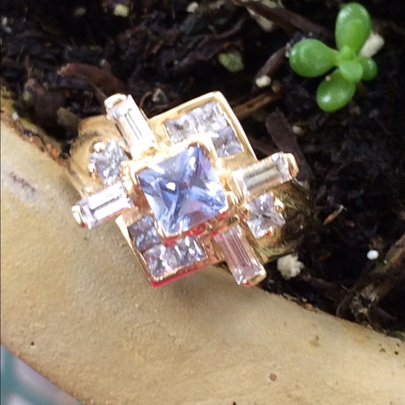 Jewelry - GORGEOUS 14k YG and Sapphire Ring RARE
