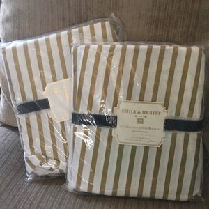 Pottery barn kids bedskirt Emily and Meritt
