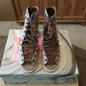 Jeffrey Campbell Cors size 7 New Taupe Suede