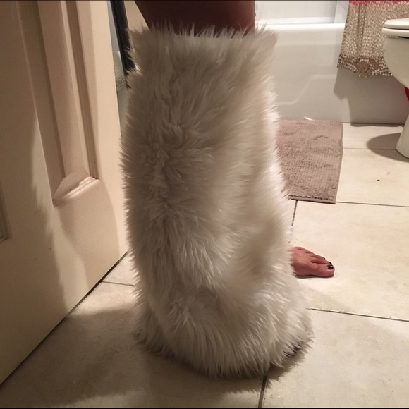 White Fur GoGo Rave Boot Covers - Picture 4 of 4