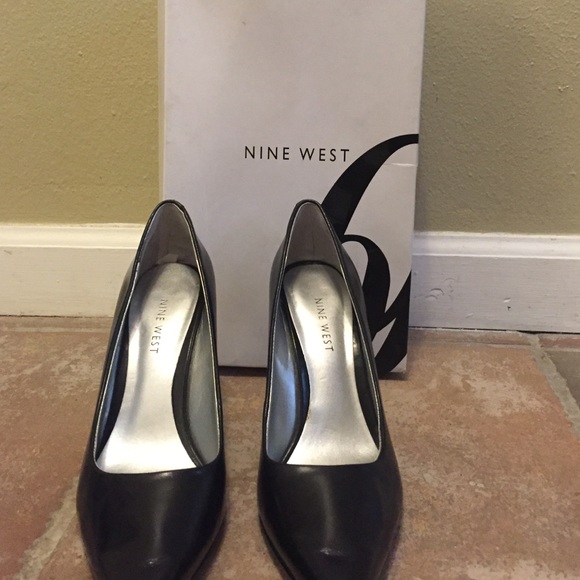 Nine West heals in size 6.5 color black.. - Picture 1 of 4
