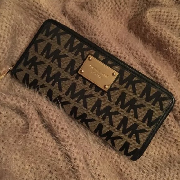 Michael Kors wallet - Picture 1 of 4