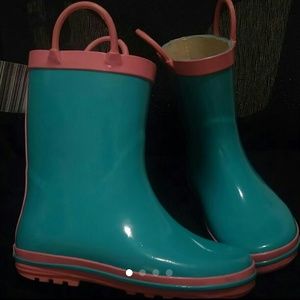 GIRL RAIN BOOTS.