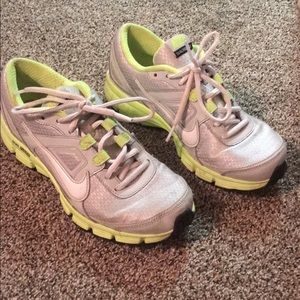 Nike dual fusion women's 7.5 shoes