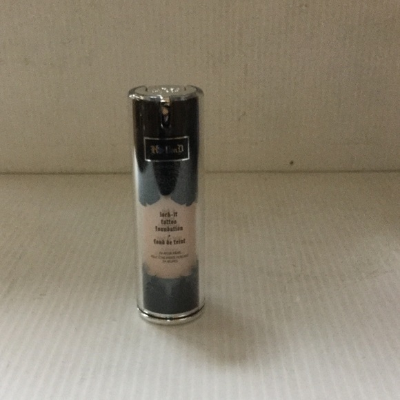 Kat Von D lock it tattoo foundation