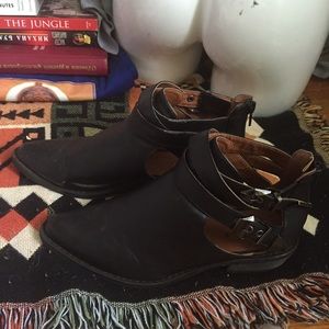 Pointed toe cut out boots