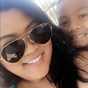 Meet your Posher, Lora