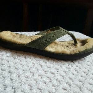 New in box ..Flip flop slippers