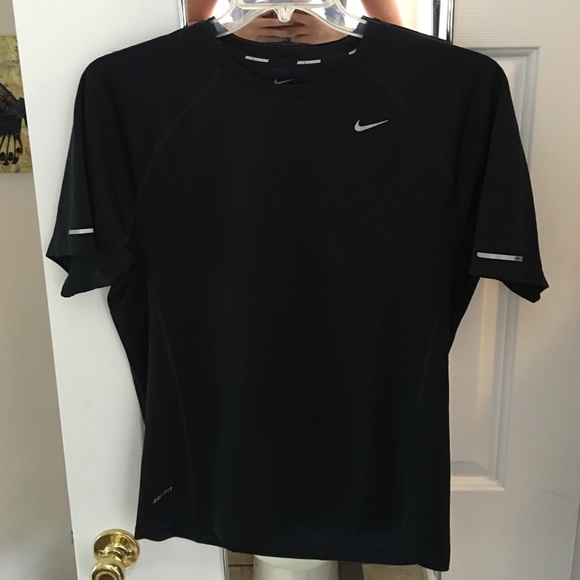 Black nike tee
