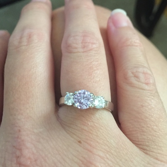 Silver 3 stone ring with purple center. size 7 - Picture 1 of 2