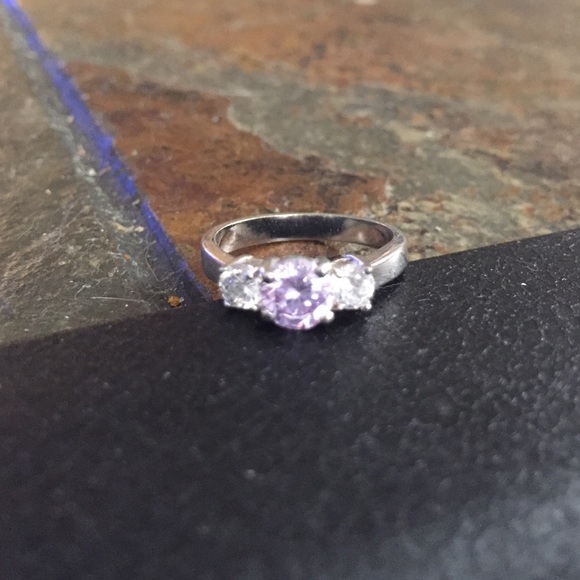 Silver 3 stone ring with purple center. size 7 - Picture 2 of 2