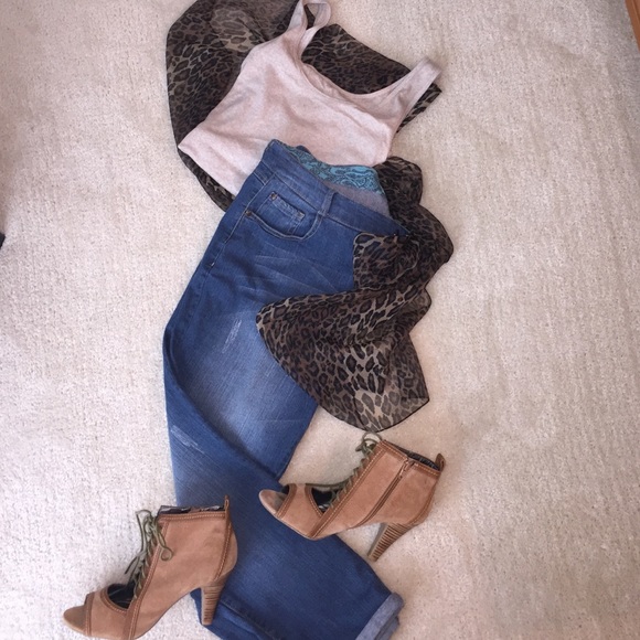 One 5 One Denim - Distressed Crop Jeans🌿🍃Like New!!