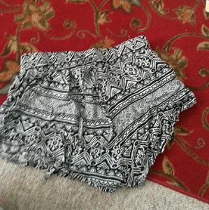 Flowy tribal print B&W shorts
