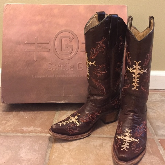 Corral embroidered brown boots with cross size 6 M