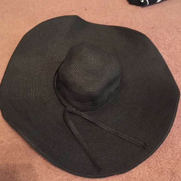Black beach hat